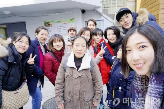 맨 오른쪽 모자를 눌러쓴 남성이 한 만형(30) 다누리맘 대표다. 직원들과 함께 올해도 화이팅을 외치고 있다.