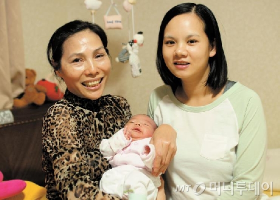 산모들은 다문화 방문관리사로부터 친정엄마와 같은 푸근함을 느낀다고 한다. 사진은 베트남 출신 보티디우후 관리사와 브이티쥬엔 산모