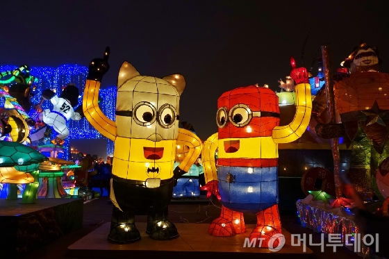 배트맨과 슈퍼맨의 옷을 입은 애니메이션 캐릭터 '미니언'들. /사진=김유진 기자