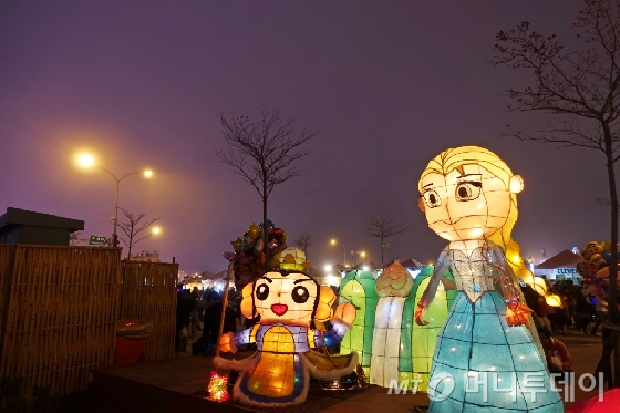 어둠이 내려앉은 뒤 환하게 빛나고 있는 애니메이션 '겨울왕국'의 주인공, 엘사 조형물. /사진=김유진 기자