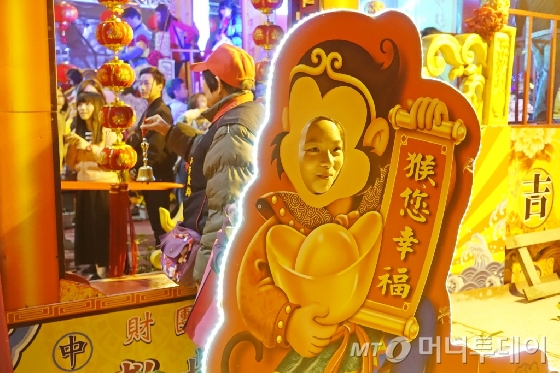 한 대만 여자아이가 손오공 얼굴 안에 자신의 얼굴을 들이밀고 환하게 웃으며 포즈를 취하고 있다. /사진=김유진