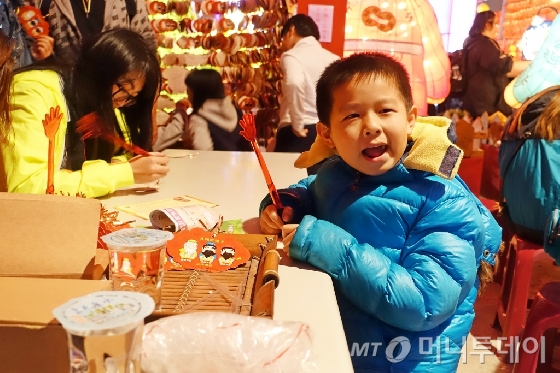 한 대만 남자아이가 쪽지에 소원을 적고 있다. /사진=김유진 기자