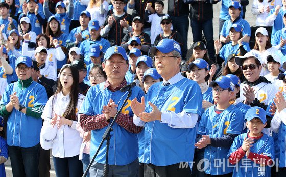 김종인 더불어민주당 비상대책위원회 대표와 정청래 의원이 지난 6일 오후 서울 여의도 국회에서 총선 응원가 뮤직비디오 촬영을 하고 있다. 2016.3.6/뉴스1  <저작권자 © 뉴스1코리아, 무단전재 및 재배포 금지>