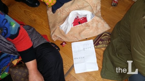 전북 전주 한 주택에 도박장을 개장해 일명 아도사키 도박을 벌인 남녀혼성 도박단 25명이 증거 인멸을 위해 도박장 내 있던 방석 안에 화투를 숨겨 적발된 모습이다./사진=뉴스1