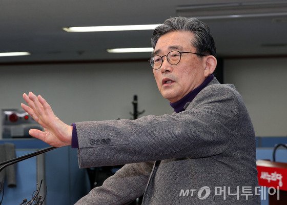 이한구 새누리당 공천관리위원장이 11일 오후 서울 여의도 당사에서 3차 공천심사 결과를 발표하고 있다. 2016.3.11/뉴스1  <저작권자 © 뉴스1코리아, 무단전재 및 재배포 금지>