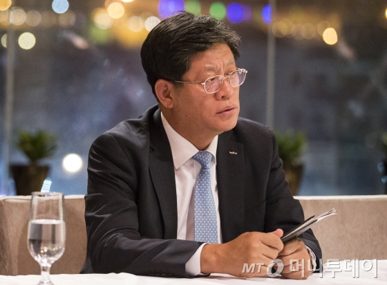 김재홍 KOTRA 사장이 지난 1일 이란 테헤란 페르시안아자디호텔에서 가진 머니투데이와의 단독 인터뷰에서 한국 수출의 구조적 문제점과 이를 극복하기 위한 대책에 대해 설명하고 있다./사진=KOTRA 제공