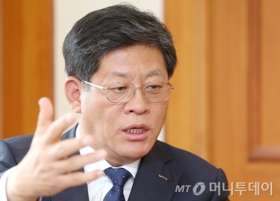 김재홍 KOTRA 사장이 지난 8일 서울 염곡동 KOTRA 본사 집무실에서 가진 머니투데이와의 단독 인터뷰에서 한국 수출의 구조적 문제점과 이를 극복하기 위한 대책에 대해 설명하고 있다./사진=홍봉진기자