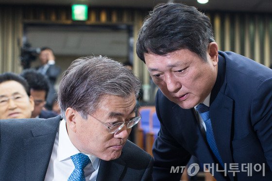 공천 컷오프에 반발해 재심 신청서를 제출한 전병헌 더불어민주당 의원이 13일 서울 여의도 국회 정론관에서 열린 재심 신청 기자회견에 참석하며 굳은 표정을 짓고 있다. 2016.3.13/뉴스1 <저작권자 © 뉴스1코리아, 무단전재 및 재배포 금지>