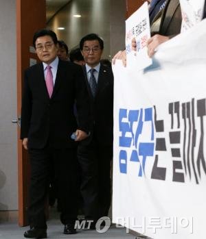 김종인 더불어민주당 비대위 대표가 13일 서울 여의도 국회 의원회관에서 열린 더불어경제콘서트 '더드림(The Dream)' 행사를 마치고 자리를 뜨다 '컷오프' 대상이 된 정청래 의원의 지지자들에게 거센 항의를 받고 있다. 2016.3.13/뉴스1 <저작권자 © 뉴스1코리아, 무단전재 및 재배포 금지>