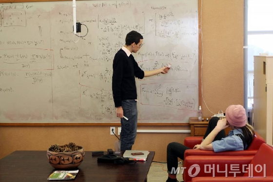 산타페연구소 연구원들이 자유로운 분위기 속에 연구결과를 공유하고 있는 모습