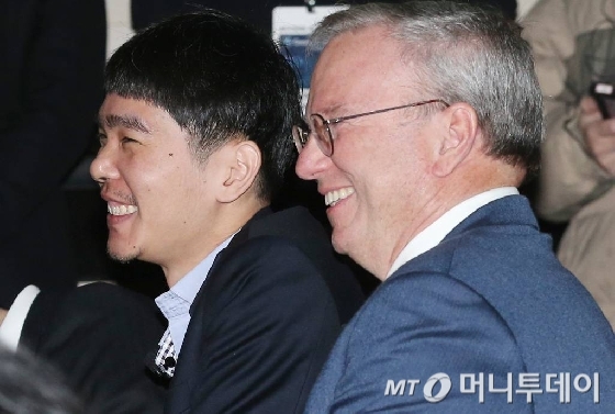 /사진=8일 오전 서울 포시즌스 호텔에서 열린 대국 관련 기자회견에 참석한 이세돌 9단과 에릭 슈미트 구글 회장(사진 왼쪽부터) /이동훈 기자