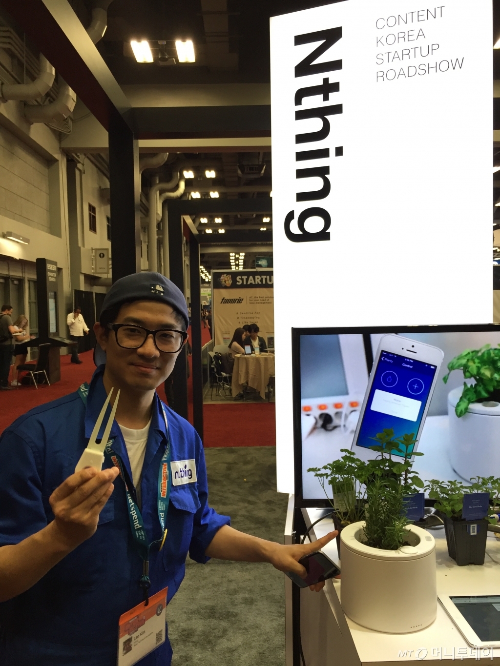 김혜연 대표가 미국 SXSW의 한국부스에 꾸린 엔씽의 '플랜티'는 스마트 화분이다. 김 대표는 "언제 어디서든 화초를 제대로 가꿀 수 있다"며 "도시농업을 중시하는 미국에서 호응이 좋다"고 말했다. /오스틴(미국)=김고금평 기자