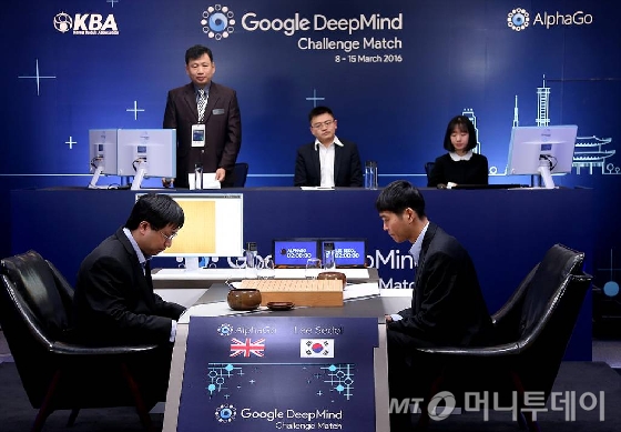 '구글 딥마인드 챌린지 매치' 2국 대국장 내 사진. 이세돌 9단(오른쪽)과 아자 황 박사(구글 딥마인드 리서치 사이언티스트)/사진=구글코리아