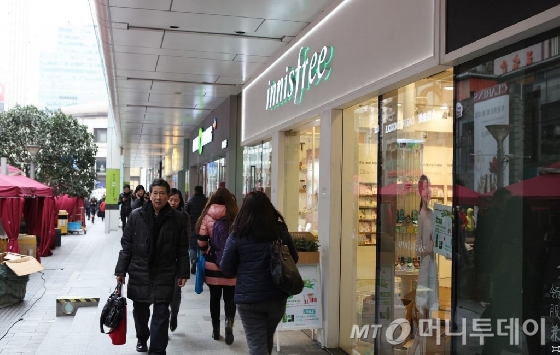 중국 상하이 난징루의 한 복합쇼핑몰. 이니스프리, 올리브영, 스킨푸드, 더페이스샵 등 한국 화장품 브랜드숍이 밀집해 있다. /사진=송지유 기자