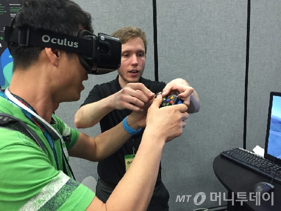 기자가 14일(현지시각) SXSW에 마련된 나사 부스에서 VR을 경험하기위해 오큘러스의 헤드셋을 이용해 하늘을 나는 경험을 맛보고 있다. 실제에 버금가는 짜릿하고 긴장되는 순간이 계속 이어진다. /오스틴(미국)=김고금평 기자