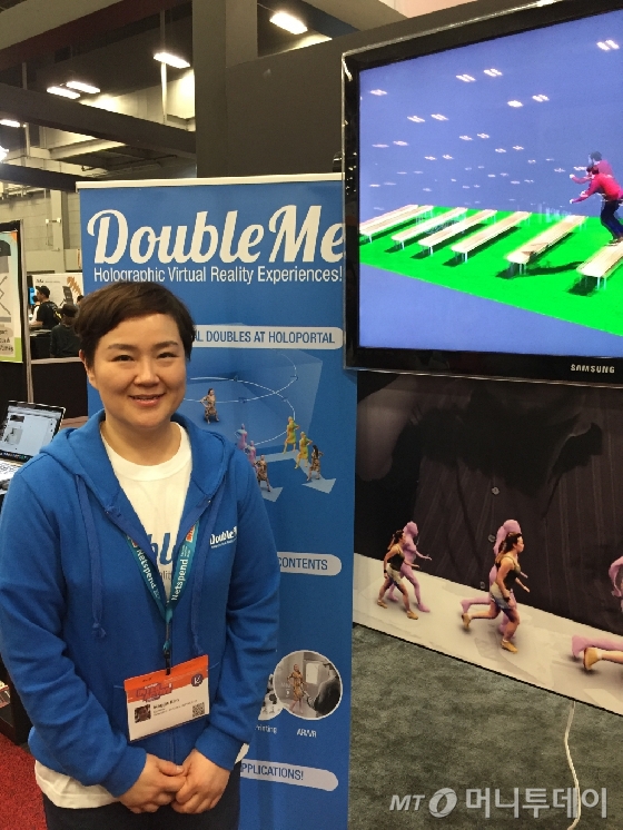 2D영상을 3D로 쉽게 변환하는 소프트웨어 기술을 보유한 스타트업 더블미는 마이크로소프트에 뒤지지 않는 기술력을 자랑한다. 이 장치를 이용하면 손쉽게 가상현실을 경험할 수 있다. /오스틴(미국)=김고금평 기자