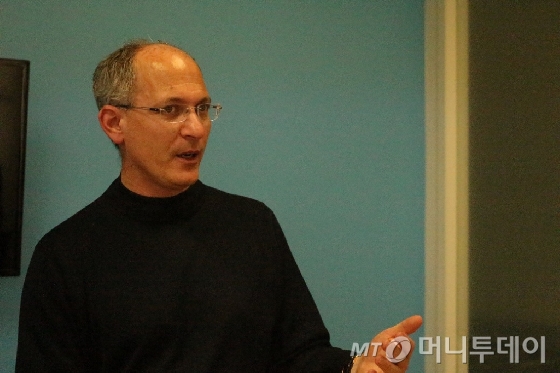 토드 골드만(Tod Goldman) CIO(최고운영책임자)는 "더 좋은 약을 개발할 뿐만 아니라 이 약이 개별 환자에게 잘 맞는지까지 진단을 하게끔 하는 것이 비나가 하려는 일"이라고 말했다. /사진=하세린 기자<br>