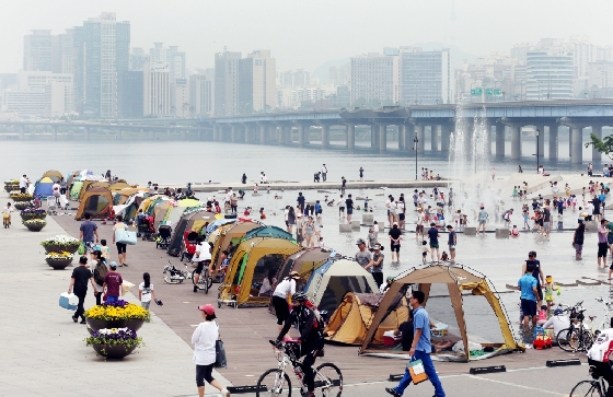 서울 낮 기온이 28도까지 오르는 등 때 이른 여름 더위가 이어지고 있는 26일 오후 서울 여의도 한강공원 물빛광장에서 시민들이 텐트를 치고 주말을 즐기고 있다. /사진=뉴스1