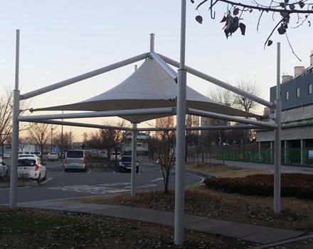 서울시가 내달까지 배달 음식을 한 곳에서 받을 수 있는 '배달존' 4개소를 뚝섬과 여의도 한강공원에 각각 설치한다./사진=서울시