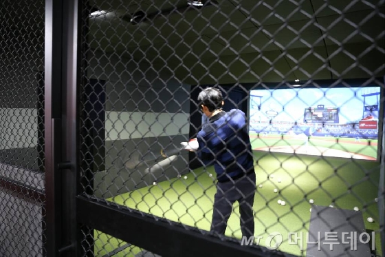 골프존유원그룹 계열사 뉴딘콘텐츠가 서울 논현동에 개장한 스크린야구장 '스트라이크존' 1호점.