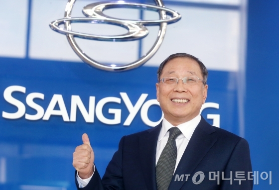 17일 오후 쌍용차 평택공장 본사 1층 로비에서 포즈를 취한 최종식 사장/사진=홍봉진 기자