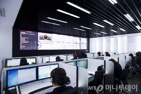 경기도 이천 현대아산타워 내 '필기인식' 엘리베이터 버튼과 '터치리스' 버튼./사진=현대엘리베이터