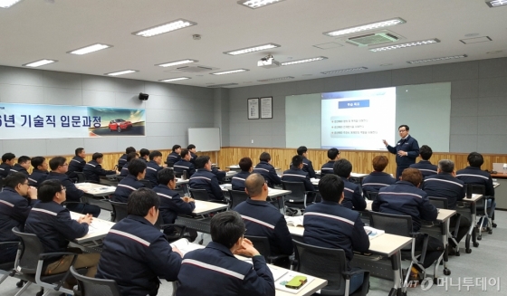 최근 복직한 쌍용자동차 희망퇴직자와 해고자들이 사내 교육을 받고 있는 모습. /사진제공=쌍용차