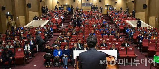 22일 오전 서울 여의도 국회 의원회관에서 열린 중앙위원회의에서 한 비례대표 후보자가 정견발표를 하고 있다. 2016.3.22/뉴스1  <저작권자 © 뉴스1코리아, 무단전재 및 재배포 금지>