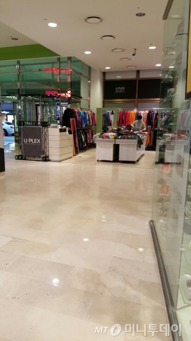 B 백화점에서 아웃도어 브랜드 할인행사를 하고 있다./사진=이미영 기자