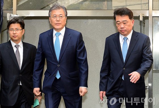 문재인 더불어민주당 전 대표가 22일 오후 서울 종로구 구기동의 김종인 비대위 대표 자택에서 김대표와 회동을 마친 후 자택을 나서고 있다. 2016.3.22/뉴스1