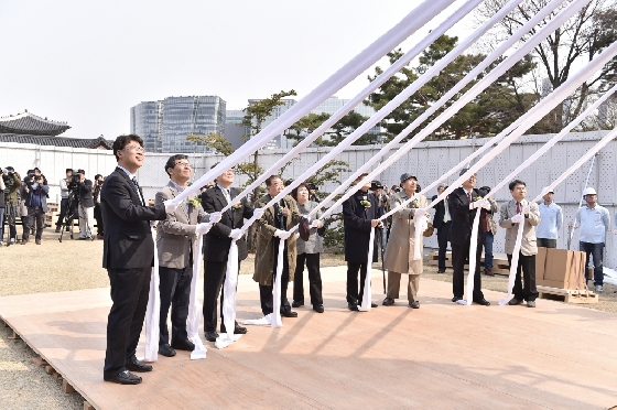 나선화 문화재청장(가운데)을 비롯해 문화재 관련자 10여 명이 지광국사탑 해체식에 참여해 테잎을 끊고 있다. /사진제공=문화재청