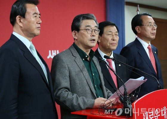 새누리당 이한구 공천관리위원장이 22일 서울 여의도 당사에서 브리핑을 열고 비례대표 후보자 명단을 발표하고 있다. 새누리당은 이날 비례대표 1번에 배정된 송희경(52) 전 KT 평창동계올림픽 지원사업단장을 비롯한 45명의 비례대표 후보자 명단을 발표했지만 '공천 뇌관'인 유승민 의원의 거취에 대한 언급은 또 다시 미뤘다. 2016.3.22/뉴스1 <저작권자 © 뉴스1코리아, 무단전재 및 재배포 금지>