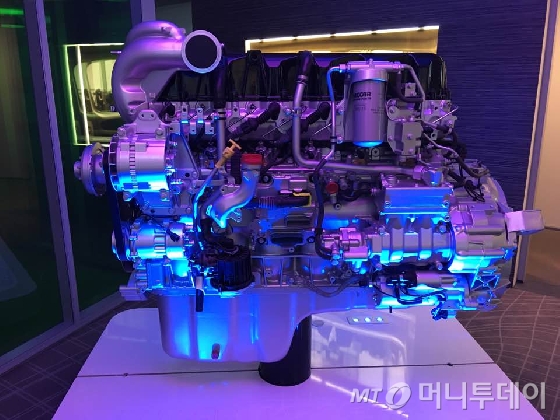 자동차 산업 관련 업체들이 협력하는 오토모티브캠퍼스에 전시돼 있는 자동차 엔진/사진=김평화 기자
