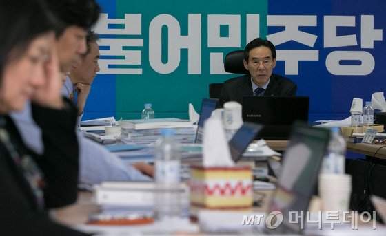 20대 총선을 30일 앞둔 3월14일 오후 서울 여의도 더불어민주당사에서 열린 청년 비례대표 후보 면접에 참석한 홍창선 공천관리위원장 등 위원들이 후보들의 발언을 듣고 있다. 2016.3.14/뉴스1  <저작권자 © 뉴스1코리아, 무단전재 및 재배포 금지>