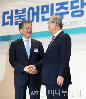 문재인 더불어민주당 전 대표가 지난 1월27일 서울 여의도 국회 의원회관에서 열린 제4차 중앙위원회의에서 지도부 총사퇴를 선언한 뒤 김종인 비대위원장 겸 선대위원장과 악수를 나누고 있다. 2016.1.27/뉴스1  <저작권자 © 뉴스1코리아, 무단전재 및 재배포 금지>