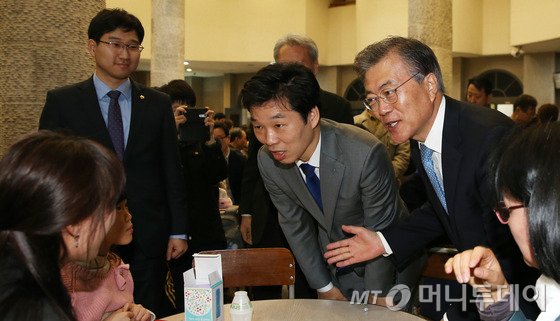 문재인 더불어민주당 전 대표가 27일 성남시 분당구 요한성당에서 더민주 분당갑 김병관 후보와 함께 부활절 미사에 참석한 뒤 유권자들과 인사를 나누고 있다.문재인 전 대표는 현재 김병관 후보의 후원회장을 맡고 있다. 2016.3.27/뉴스1  <저작권자 © 뉴스1코리아, 무단전재 및 재배포 금지>