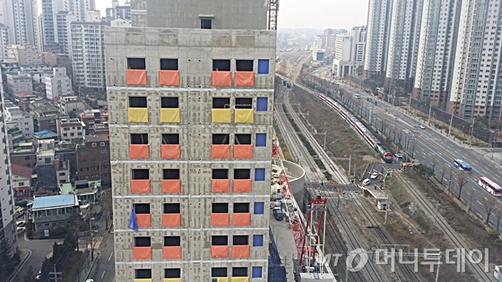 '서울 가좌역 행복주택' 옆으로 열차가 지나가고 있다. /사진=신현우 기자