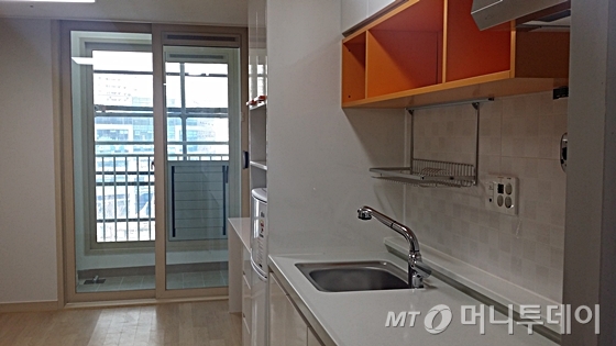 서울 가좌역 행복주택 전용면적 16㎡에 냉장고, 책상 등이 설치돼 있다. /사진=신현우 기자