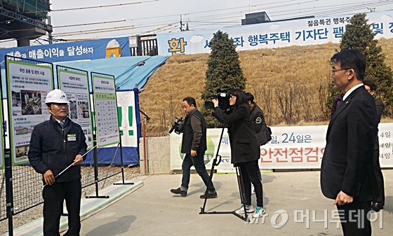 강호인 국토교통부 장관(오른쪽)이 서울 가좌역 행복주택 부지에서 현장 관계자로부터 사업개요 등을 보고받고 있다. /사진=신현우 기자