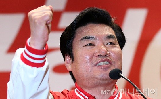 새누리당이 공천전쟁을 봉합하고 총선체제에 본격 돌입한 가운데 원유철 공동선대위원장이 28일 서울 여의도 국회 의원회관에서 열린 제20대 총선 중앙선거대책위원회 발족식 및 공천자대회에서 총선 승리를 독려하고 있다. 2016.3.28/뉴스1 <저작권자 © 뉴스1코리아, 무단전재 및 재배포 금지>