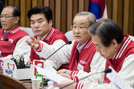 이용섭 더불어민주당 총선정책공약단장이 28일 서울 여의도 국회에서 기자회견을 열고 총선정책공약집을 발표하고 있다. 2016.3.28/뉴스1 <저작권자 © 뉴스1코리아, 무단전재 및 재배포 금지>