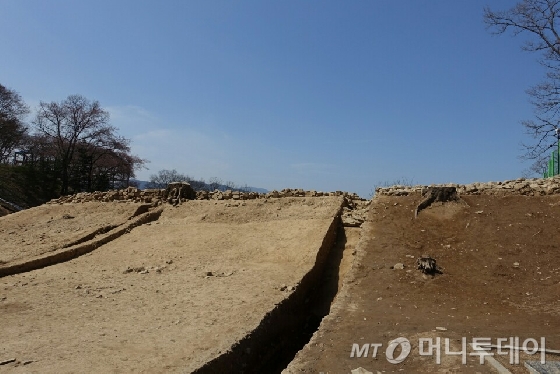 경북 월성 정밀발굴조사 현장에서 정비 복원 작업 중인 토성 성벽. /사진=김유진 기자