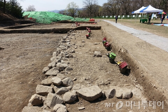 경북 월성 정밀발굴조사 현장에서 정비 복원 작업 중인 방어용 시설 '해자(垓子)'. /사진=김유진 기자