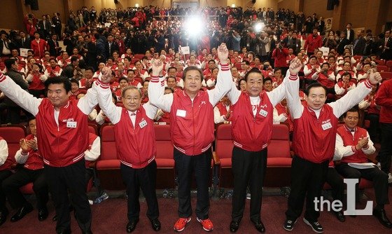 새누리당이 공천전쟁을 봉합하고 총선체제에 본격 돌입한 가운데 3월28일 서울 여의도 국회 의원회관에서 열린 제20대 총선 중앙선거대책위원회 발족식 및 공천자대회에서 김무성 대표를 비롯한 공동선대위원장들이 손을 맞잡은 채 총선 승리를 다짐하고 있다. 왼쪽부터 이인제, 서청원, 김무성, 강봉균, 원유철 공동선대위원장. /사진=뉴스1