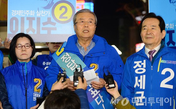 제20대 국회의원선거 공식선거운동이 시작된 31일 새벽 김종인 더불어민주당 선대위원장이 서울 동대문 패션시장을 방문해 선거운동을 시작하기 전 발언을 하고 있다. /사진=뉴스1