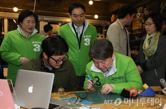 4.13 총선 공식 선거운동이 시작된 31일 종로구 '팹랩 서울(FAB LAB SEOUL)'에서 안철수 국민의당 상임공동대표가 미래 일자리와 미래 먹거리 창출을 고민하는 수강생을 만나 직업체험을 하고 있다. /사진=뉴스1