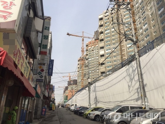 서울 지하철 2호선 아현역 1번 출구로 나와 언덕길을 올라가면 북아현뉴타운 1-2구역을 재개발한 '아현역푸르지오'가 나온다./사진=배규민