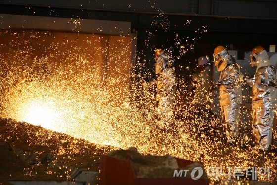 파이넥스 방식으로 제조된 쇳물이 나오고 있다./사진=포스코