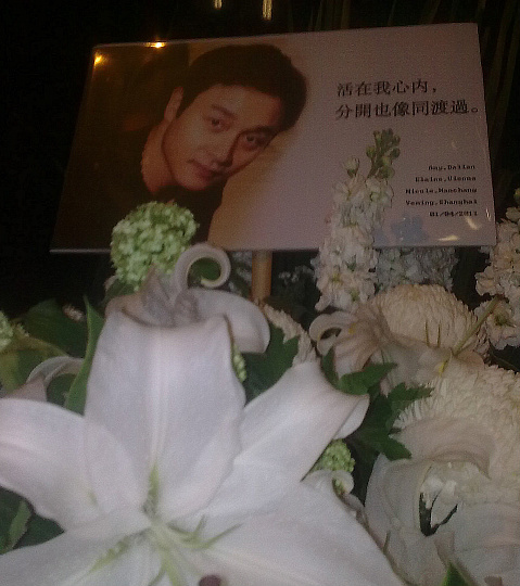 2011년 장국영의 투신 장소인 만다린 오리엔탈 홍콩 호텔에서 사망 8주기를 기념해 팬들이 배치한 화환./사진=위키피디아