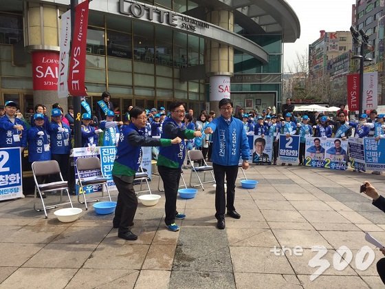 더불어민주당 노원병 황창화 후보(왼쪽부터), 노원을 우원식 후보, 노원갑 고용진 후보가 31일 서울 노원 롯데백화점 앞에서 20대 국회의원 선거 공동 출정식을 진행했다. 사진=김세관 기자.